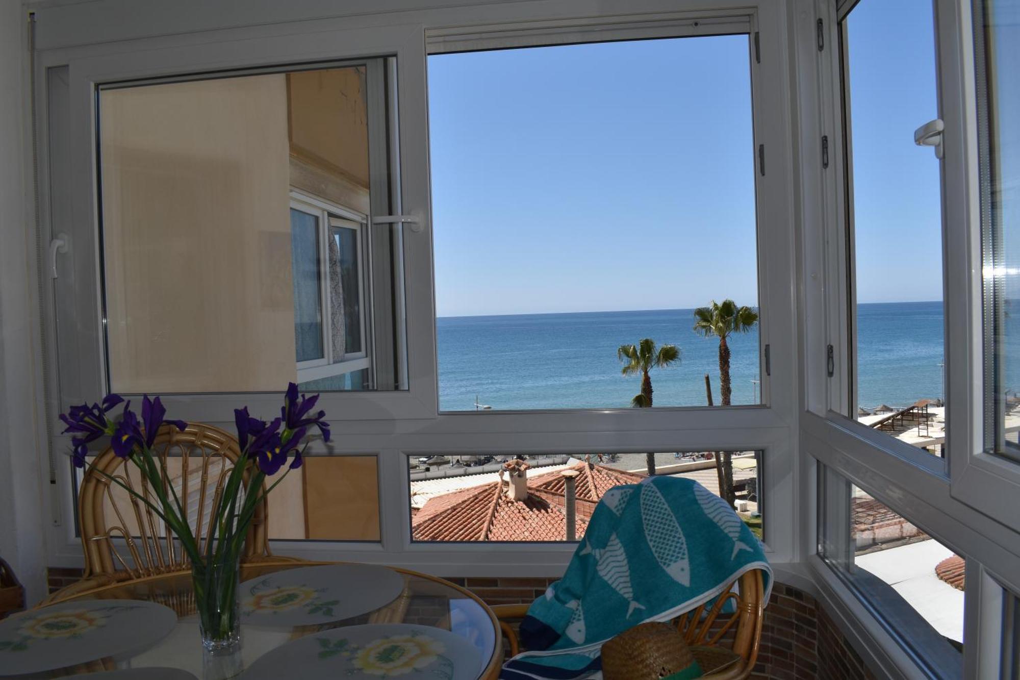 Fantastic Studio - Beachfront Apartment Torrox Luaran gambar