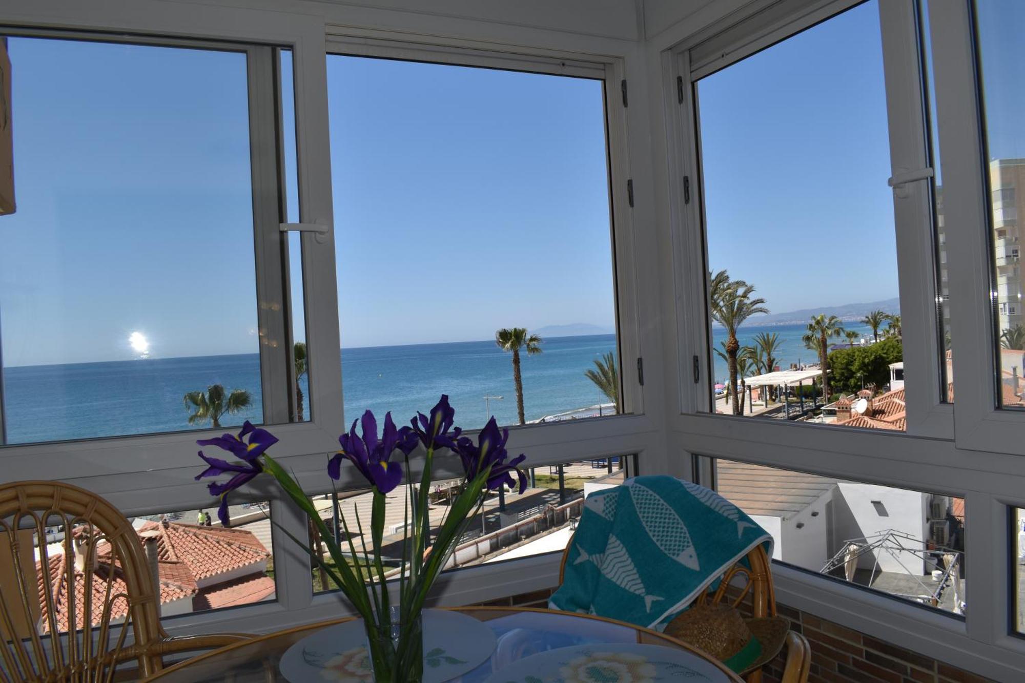 Fantastic Studio - Beachfront Apartment Torrox Luaran gambar