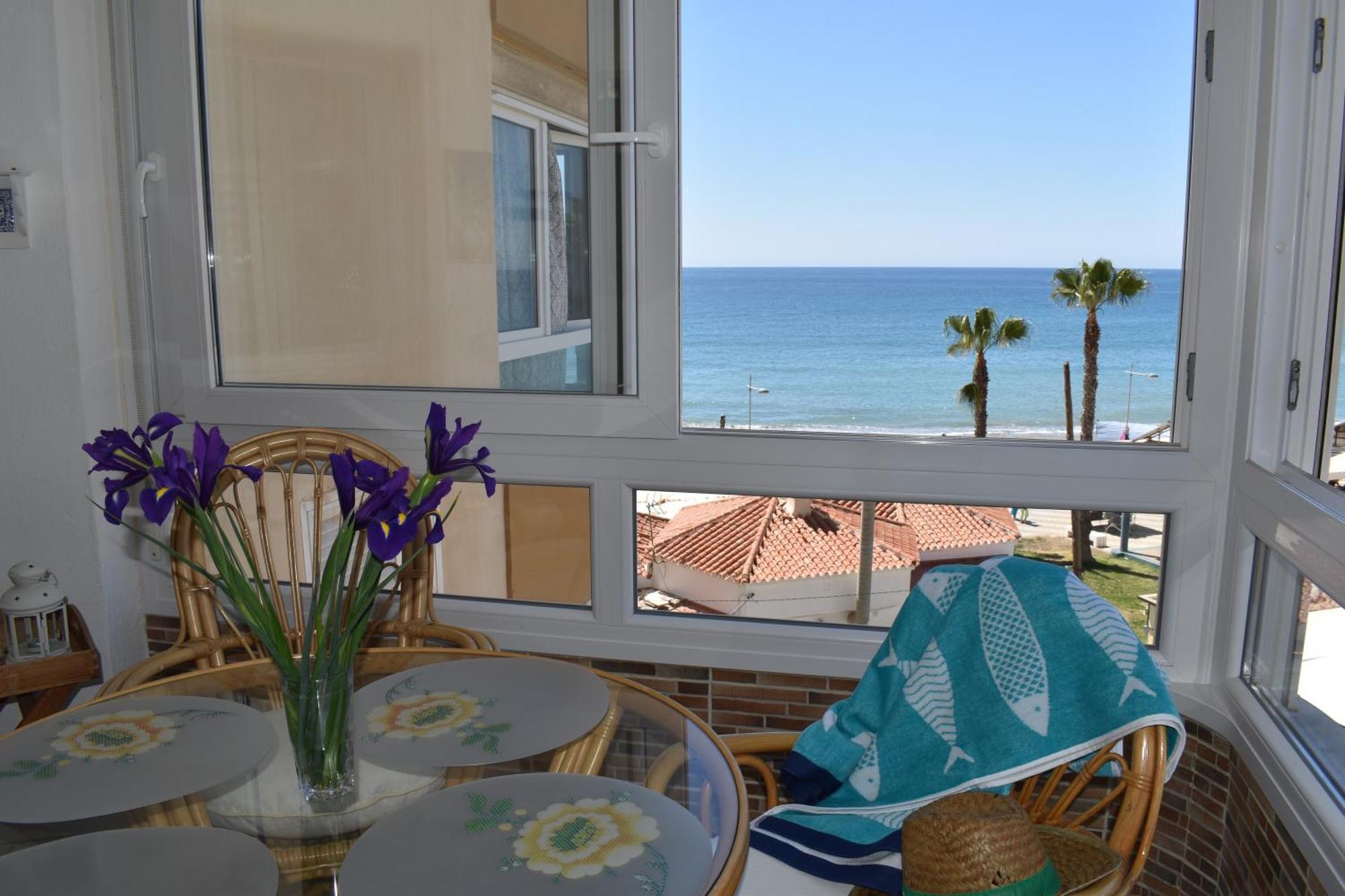 Fantastic Studio - Beachfront Apartment Torrox Luaran gambar
